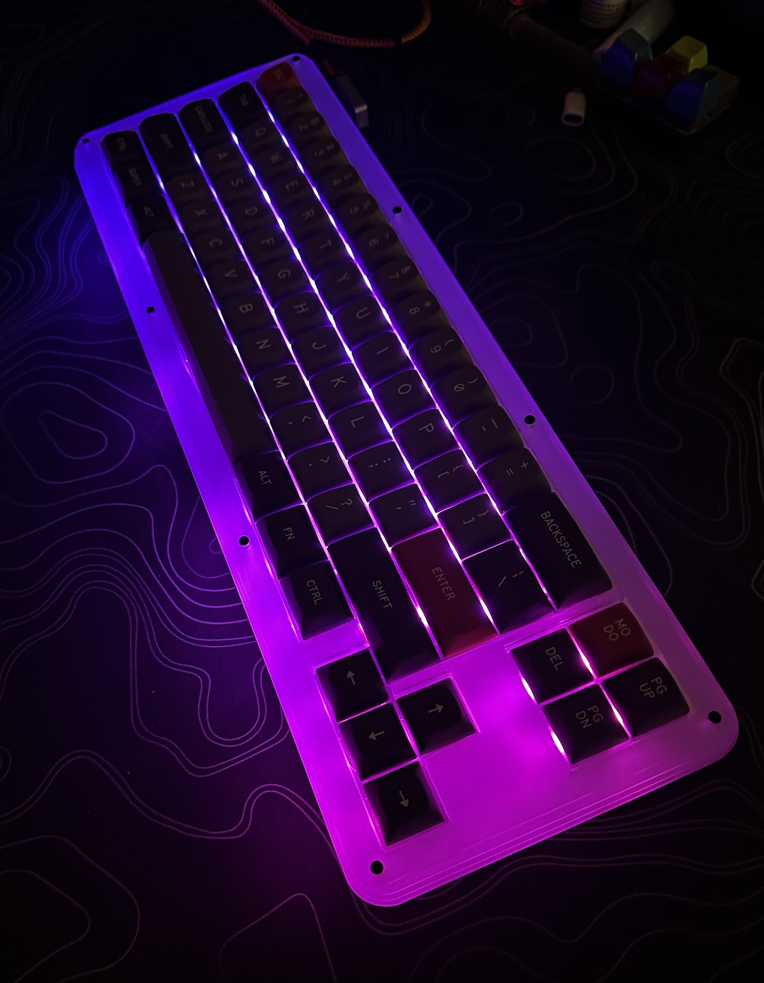 this is a stellar65 keyboard that i built. it has a stacked polycarbonate chassis, and i soldered in Wuque Morandi linear switches. it currently has Modern Dolsch keycaps on it.